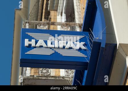 Maidenhead, Berkshire, Großbritannien. September 2023. Eine Niederlassung in Halifax in Maidenhead, Berkshire. High Street Lender, Halifax, hat berichtet, dass der Preis einer durchschnittlichen Immobilie im August um 4,6 % pro Jahr gefallen ist. Nach der hohen Zahl von Immobilienverkäufen während der COVID-19-Pandemie, bei der viele Menschen von den Anreizen für Stempelgebühren Gebrauch machten, ist dies der größte Rückgang der Immobilienpreise seit 2009 im Vergleich zum Vorjahr. Quelle: Maureen McLean/Alamy Live News Stockfoto