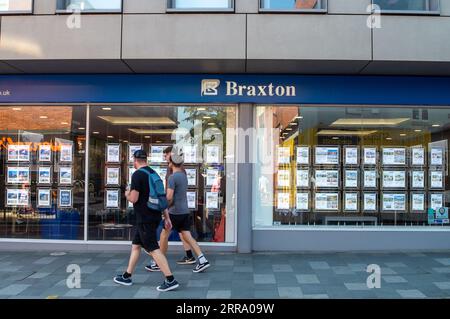 Maidenhead, Berkshire, Großbritannien. September 2023. Immobilienmakler in Maidenhead, Berkshire. High Street Lender, Halifax, hat berichtet, dass der Preis einer durchschnittlichen Immobilie im August um 4,6 % pro Jahr gefallen ist. Nach der hohen Zahl von Immobilienverkäufen während der COVID-19-Pandemie, bei der viele Menschen von den Anreizen für Stempelgebühren Gebrauch machten, ist dies der größte Rückgang der Immobilienpreise seit 2009 im Vergleich zum Vorjahr. Quelle: Maureen McLean/Alamy Live News Stockfoto