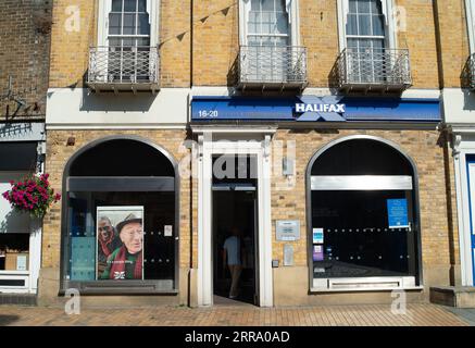 Maidenhead, Berkshire, Großbritannien. September 2023. Eine Niederlassung in Halifax in Maidenhead, Berkshire. High Street Lender, Halifax, hat berichtet, dass der Preis einer durchschnittlichen Immobilie im August um 4,6 % pro Jahr gefallen ist. Nach der hohen Zahl von Immobilienverkäufen während der COVID-19-Pandemie, bei der viele Menschen von den Anreizen für Stempelgebühren Gebrauch machten, ist dies der größte Rückgang der Immobilienpreise seit 2009 im Vergleich zum Vorjahr. Quelle: Maureen McLean/Alamy Live News Stockfoto