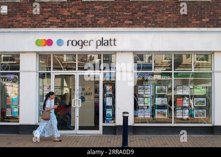 Maidenhead, Berkshire, Großbritannien. September 2023. Immobilienmakler in Maidenhead, Berkshire. High Street Lender, Halifax, hat berichtet, dass der Preis einer durchschnittlichen Immobilie im August um 4,6 % pro Jahr gefallen ist. Nach der hohen Zahl von Immobilienverkäufen während der COVID-19-Pandemie, bei der viele Menschen von den Anreizen für Stempelgebühren Gebrauch machten, ist dies der größte Rückgang der Immobilienpreise seit 2009 im Vergleich zum Vorjahr. Quelle: Maureen McLean/Alamy Live News Stockfoto