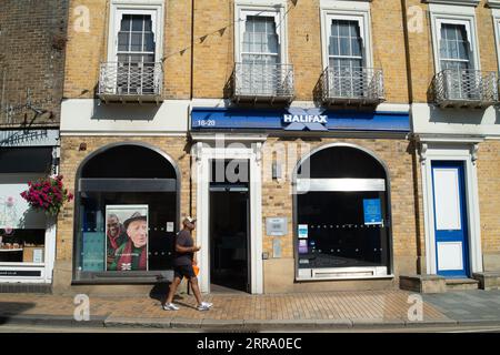Maidenhead, Berkshire, Großbritannien. September 2023. Eine Niederlassung in Halifax in Maidenhead, Berkshire. High Street Lender, Halifax, hat berichtet, dass der Preis einer durchschnittlichen Immobilie im August um 4,6 % pro Jahr gefallen ist. Nach der hohen Zahl von Immobilienverkäufen während der COVID-19-Pandemie, bei der viele Menschen von den Anreizen für Stempelgebühren Gebrauch machten, ist dies der größte Rückgang der Immobilienpreise seit 2009 im Vergleich zum Vorjahr. Quelle: Maureen McLean/Alamy Live News Stockfoto
