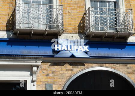 Maidenhead, Berkshire, Großbritannien. September 2023. Eine Niederlassung in Halifax in Maidenhead, Berkshire. High Street Lender, Halifax, hat berichtet, dass der Preis einer durchschnittlichen Immobilie im August um 4,6 % pro Jahr gefallen ist. Nach der hohen Zahl von Immobilienverkäufen während der COVID-19-Pandemie, bei der viele Menschen von den Anreizen für Stempelgebühren Gebrauch machten, ist dies der größte Rückgang der Immobilienpreise seit 2009 im Vergleich zum Vorjahr. Quelle: Maureen McLean/Alamy Live News Stockfoto