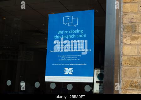 Maidenhead, Berkshire, Großbritannien. September 2023. Eine Mitteilung, die Kunden darüber informiert, dass die Halifax-Niederlassung geschlossen wird. Eine Niederlassung in Halifax in Maidenhead, Berkshire. High Street Lender, Halifax, hat berichtet, dass der Preis einer durchschnittlichen Immobilie im August um 4,6 % pro Jahr gefallen ist. Nach der hohen Zahl von Immobilienverkäufen während der COVID-19-Pandemie, bei der viele Menschen von den Anreizen für Stempelgebühren Gebrauch machten, ist dies der größte Rückgang der Immobilienpreise seit 2009 im Vergleich zum Vorjahr. Quelle: Maureen McLean/Alamy Live News Stockfoto