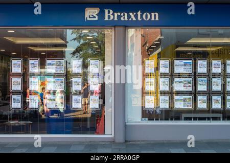 Maidenhead, Berkshire, Großbritannien. September 2023. Immobilienmakler in Maidenhead, Berkshire. High Street Lender, Halifax, hat berichtet, dass der Preis einer durchschnittlichen Immobilie im August um 4,6 % pro Jahr gefallen ist. Nach der hohen Zahl von Immobilienverkäufen während der COVID-19-Pandemie, bei der viele Menschen von den Anreizen für Stempelgebühren Gebrauch machten, ist dies der größte Rückgang der Immobilienpreise seit 2009 im Vergleich zum Vorjahr. Quelle: Maureen McLean/Alamy Live News Stockfoto