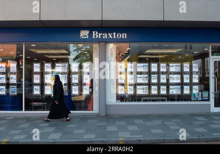 Maidenhead, Berkshire, Großbritannien. September 2023. Immobilienmakler in Maidenhead, Berkshire. High Street Lender, Halifax, hat berichtet, dass der Preis einer durchschnittlichen Immobilie im August um 4,6 % pro Jahr gefallen ist. Nach der hohen Zahl von Immobilienverkäufen während der COVID-19-Pandemie, bei der viele Menschen von den Anreizen für Stempelgebühren Gebrauch machten, ist dies der größte Rückgang der Immobilienpreise seit 2009 im Vergleich zum Vorjahr. Quelle: Maureen McLean/Alamy Live News Stockfoto