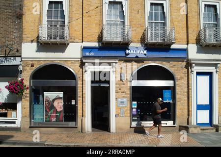 Maidenhead, Berkshire, Großbritannien. September 2023. Eine Niederlassung in Halifax in Maidenhead, Berkshire. High Street Lender, Halifax, hat berichtet, dass der Preis einer durchschnittlichen Immobilie im August um 4,6 % pro Jahr gefallen ist. Nach der hohen Zahl von Immobilienverkäufen während der COVID-19-Pandemie, bei der viele Menschen von den Anreizen für Stempelgebühren Gebrauch machten, ist dies der größte Rückgang der Immobilienpreise seit 2009 im Vergleich zum Vorjahr. Quelle: Maureen McLean/Alamy Live News Stockfoto
