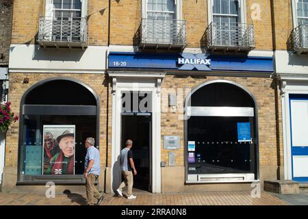Maidenhead, Berkshire, Großbritannien. September 2023. Eine Niederlassung in Halifax in Maidenhead, Berkshire. High Street Lender, Halifax, hat berichtet, dass der Preis einer durchschnittlichen Immobilie im August um 4,6 % pro Jahr gefallen ist. Nach der hohen Zahl von Immobilienverkäufen während der COVID-19-Pandemie, bei der viele Menschen von den Anreizen für Stempelgebühren Gebrauch machten, ist dies der größte Rückgang der Immobilienpreise seit 2009 im Vergleich zum Vorjahr. Quelle: Maureen McLean/Alamy Live News Stockfoto