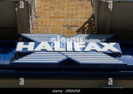 Maidenhead, Berkshire, Großbritannien. September 2023. Eine Niederlassung in Halifax in Maidenhead, Berkshire. High Street Lender, Halifax, hat berichtet, dass der Preis einer durchschnittlichen Immobilie im August um 4,6 % pro Jahr gefallen ist. Nach der hohen Zahl von Immobilienverkäufen während der COVID-19-Pandemie, bei der viele Menschen von den Anreizen für Stempelgebühren Gebrauch machten, ist dies der größte Rückgang der Immobilienpreise seit 2009 im Vergleich zum Vorjahr. Quelle: Maureen McLean/Alamy Live News Stockfoto