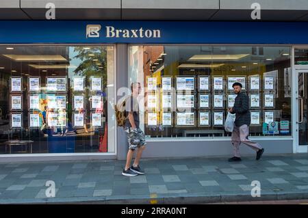 Maidenhead, Berkshire, Großbritannien. September 2023. Immobilienmakler in Maidenhead, Berkshire. High Street Lender, Halifax, hat berichtet, dass der Preis einer durchschnittlichen Immobilie im August um 4,6 % pro Jahr gefallen ist. Nach der hohen Zahl von Immobilienverkäufen während der COVID-19-Pandemie, bei der viele Menschen von den Anreizen für Stempelgebühren Gebrauch machten, ist dies der größte Rückgang der Immobilienpreise seit 2009 im Vergleich zum Vorjahr. Quelle: Maureen McLean/Alamy Live News Stockfoto