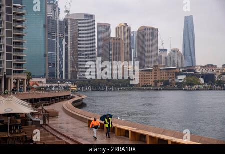 210709 -- SYDNEY, 9. Juli 2021 -- am 9. Juli 2021 laufen zwei Menschen auf einer leeren Straße in Sydney, Australien. Der australische Bundesstaat New South Wales kündigte am Freitag an, die Beschränkungen für den Großraum Sydney und die umliegenden Gebiete weiter zu verschärfen, da der Bundesstaat weiterhin einen Anstieg der täglichen COVID-19-Fälle verzeichnet. AUSTRALIEN-SYDNEY-COVID-19-RESTRIKTIONEN-STRAFFUNG BaixXuefei PUBLICATIONxNOTxINxCHN Stockfoto