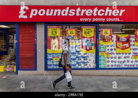 London, Großbritannien. August 2023. Ein Mann geht an Poundstretcher vorbei, einem Discount-Händler für Lebensmittel, Toilettenartikel, Gartenzubehör und Haushaltswaren in London. (Credit Image: © May James/SOPA Images via ZUMA Press Wire) NUR REDAKTIONELLE VERWENDUNG! Nicht für kommerzielle ZWECKE! Stockfoto