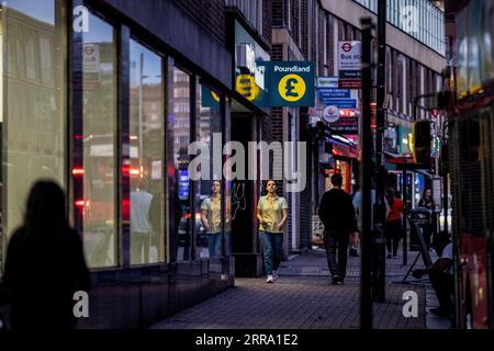 London, Großbritannien. Aug. 2023. Die Leute laufen vorbei an Poundland, einer britischen Varieté-Kette, die 1990 in London gegründet wurde. (Credit Image: © May James/SOPA Images via ZUMA Press Wire) NUR REDAKTIONELLE VERWENDUNG! Nicht für kommerzielle ZWECKE! Stockfoto