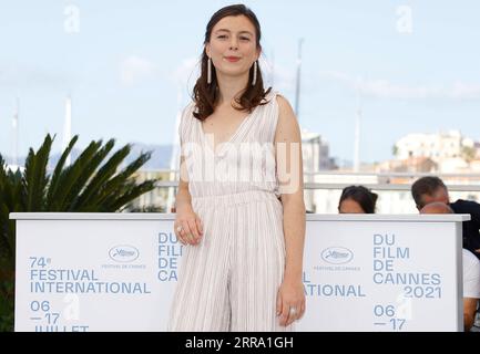 210710 -- CANNES, 10. Juli 2021 -- die Schauspielerin Louise Chevillotte posiert während des Fotogesprächs für den Film Benedetta bei der 74. Ausgabe der Filmfestspiele von Cannes in Cannes, Südfrankreich, am 10. Juli 2021. FRANCE-CANNES-FILM FESTIVAL-BENEDETTA-PHOTOCALL XINHUA PUBLICATIONXNOTXINXCHN Stockfoto