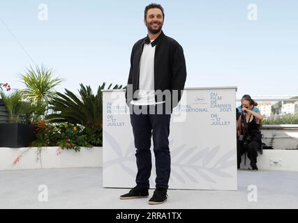 210711 -- CANNES, 11. Juli 2021 -- Schauspieler Pio Marmai posiert während des Fotocalls für den Film La Fraktur die Teilung bei der 74. Ausgabe der Filmfestspiele in Cannes, Südfrankreich, am 10. Juli 2021. FRANCE-CANNES-FILM FESTIVAL-PHOTOCALL-LA FRAKTUR XINHUA PUBLICATIONXNOTXINXCHN Stockfoto