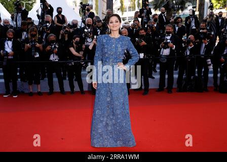 210710 -- CANNES FRANKREICH, 10. Juli 2021 -- die französische Schauspielerin Marion Cotillard posiert, als sie für die Vorführung des Films de Son vivant bei der 74. Ausgabe des Cannes Film Festivals in Cannes, Südfrankreich, am 10. Juli 2021 ankommt. FRANCE-CANNES-FILM FESTIVAL-RED CARPET-DE SON VIVANT XINHUA PUBLICATIONXNOTXINXCHN Stockfoto