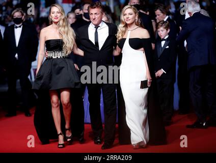 210711 -- CANNES, 11. Juli 2021 -- Schauspielerin Katheryn Winnick, US-Schauspielerin und Regisseur Sean Penn und Schauspielerin Dylan Penn von R to L kommen am 10. Juli 2021 auf dem roten Teppich für den Film Flag Day bei der 74. Ausgabe des Cannes Film Festivals in Cannes, Südfrankreich. FRANKREICH-CANNES-FILM FESTIVAL-ROTER TEPPICH- FLAGGENTAG XINHUA PUBLICATIONXNOTXINXCHN Stockfoto