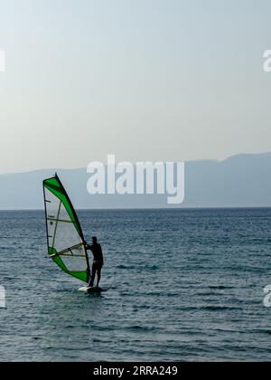 Freizeitwassersport. Windsurfen. Windsurfer Surfen Im Wind Auf Wellen In Ocean, Sea. Extreme Sport Action. Sommerspaß-Abenteuer. . Hohe Qualität Stockfoto