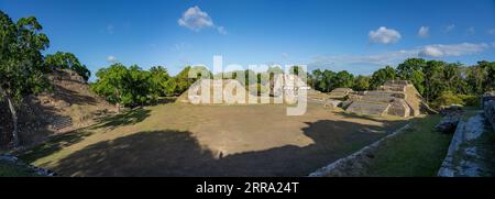 L-R: Strukturen A5 und A6, Tempel der Mauerwerkssäulen, Struktur A4, Tempel/Struktur A3. Altun Ha Archeological Reserve, Belize. Von oben genommen Stockfoto