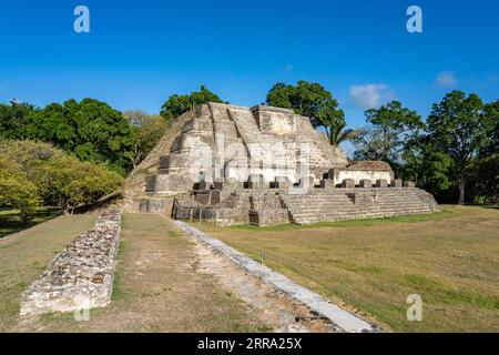 Struktur B1 (L) und der Tempel der Freimaureraltäre auf der Plaza B in den Maya-Ruinen des archäologischen Reservats Altun Ha, Belize. Stockfoto