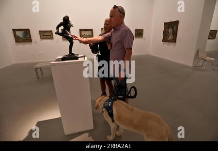 210712 -- TEL AVIV, 12. Juli 2021 -- Menschen mit Sehstörungen und Menschen mit Dyslexie besuchen am 11. Juli 2021 das Tel Aviv Museum of Art in Tel Aviv, Israel. Am 11. Juli fand eine Sondersitzung im Tel Aviv Museum of Art statt. Einige Exponate, die aus der Sammlung des Museums ausgewählt wurden, wurden ausgestellt und den Sehbehinderten auf verschiedene Weise zugänglich gemacht, einschließlich haptischer Grafiken, Audiobeschreibung und Braille. Foto von /Xinhua ISRAEL-TEL AVIV-MUSEUM-DISABILITY GilxCohenxMagen PUBLICATIONxNOTxINxCHN Stockfoto