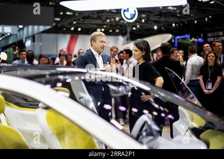 München, Deutschland. September 2023. Bundesaußenministerin Annalena Baerbock und der Vorstandsvorsitzende der BMW AG Oliver Zispe auf der IAA in München, 7. September 2023. Copyright: Leon Kuegeler/photothek.de Credit: dpa/Alamy Live News Stockfoto