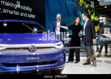 München, Deutschland. September 2023. Bundesaußenministerin Annalena Baerbock am Volkswagen Stand auf der IAA in München, 7. September 2023. Copyright: Leon Kuegeler/photothek.de Credit: dpa/Alamy Live News Stockfoto