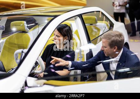 München, Deutschland. September 2023. Bundesaußenministerin Annalena Baerbock und der Vorstandsvorsitzende der BMW AG Oliver Zispe auf der IAA in München, 7. September 2023. Copyright: Leon Kuegeler/photothek.de Credit: dpa/Alamy Live News Stockfoto