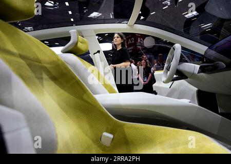 München, Deutschland. September 2023. Bundesaußenministerin Annalena Baerbock am BMW-Stand auf der IAA in München, 7. September 2023. Copyright: Leon Kuegeler/photothek.de Credit: dpa/Alamy Live News Stockfoto