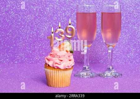 Cupcake Mit Nummer Und Gläser Mit Wein Zum Geburtstag Oder Jubiläumsfest; Nummer Einhundertneununddreißig. Stockfoto