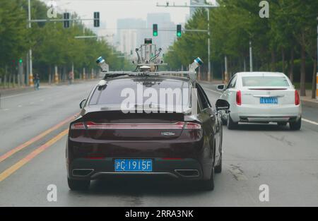 210714 -- SHENYANG, 14. Juli 2021 -- Ein selbstfahrendes Fahrzeug, Das von Neusoft REACH Automobile Technology Co., Ltd. Entwickelt wurde, wird auf einer offenen Straße in Shenyang, nordöstliche chinesische Provinz Liaoning, 9. Juli 2021 getestet. Das Unternehmen hat kürzlich seine selbstfahrenden Fahrzeuge der Stufe 4 sowohl auf geschlossenen als auch auf offenen Straßen getestet. CHINA-LIAONING-SHENYANG-SELBSTFAHRENDE FAHRZEUGE CN YANGXQING PUBLICATIONXNOTXINXCHN Stockfoto