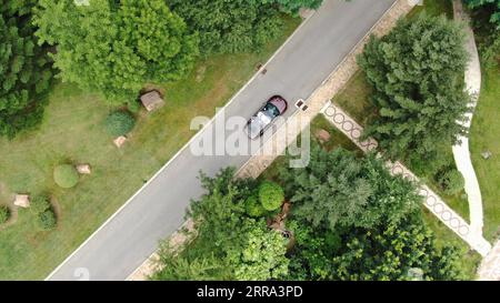 210714 -- SHENYANG, 14. Juli 2021 -- Luftaufnahme zeigt ein selbstfahrendes Fahrzeug, das von Neusoft REACH Automobile Technology Co., Ltd. Während eines Tests auf geschlossenen Straßen in Shenyang, nordöstliche chinesische Provinz Liaoning, am 9. Juli 2021 entwickelt wurde. Das Unternehmen hat kürzlich seine selbstfahrenden Fahrzeuge der Stufe 4 sowohl auf geschlossenen als auch auf offenen Straßen getestet. CHINA-LIAONING-SHENYANG-SELBSTFAHRENDE FAHRZEUGE CN YANGXQING PUBLICATIONXNOTXINXCHN Stockfoto