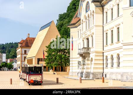 Elektrischer Touristenzug am Peter-Kaiser-Platz, Städtle, Vaduz, Fürstentum Liechtenstein Stockfoto