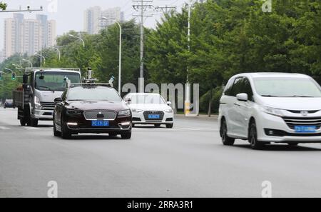 210714 -- SHENYANG, 14. Juli 2021 -- Ein selbstfahrendes Fahrzeug, Das von Neusoft REACH Automobile Technology Co., Ltd. Entwickelt wurde, wird auf einer offenen Straße in Shenyang, nordöstliche chinesische Provinz Liaoning, 9. Juli 2021 getestet. Das Unternehmen hat kürzlich seine selbstfahrenden Fahrzeuge der Stufe 4 sowohl auf geschlossenen als auch auf offenen Straßen getestet. CHINA-LIAONING-SHENYANG-SELBSTFAHRENDE FAHRZEUGE CN YANGXQING PUBLICATIONXNOTXINXCHN Stockfoto