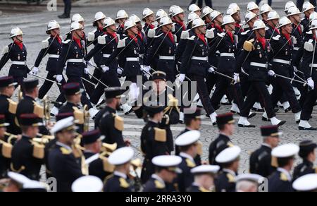 210714 -- PARIS, 14. Juli 2021 -- Teilnehmer marschieren während der jährlichen Militärparade am Bastille Day am Place de la Concorde in Paris, Frankreich, 14. Juli 2021. Frankreich hat am Mittwoch seine jährlichen Feierlichkeiten zum Bastille-Tag mit einer traditionellen Militärparade auf der berühmten Avenue der Champs Elysees in Paris abgehalten, während die öffentlichen Versammlungen aufgrund von COVID-19 eingeschränkt wurden. FRANKREICH-PARIS-BASTILLE-TAGESPARADE GaoxJing PUBLICATIONxNOTxINxCHN Stockfoto