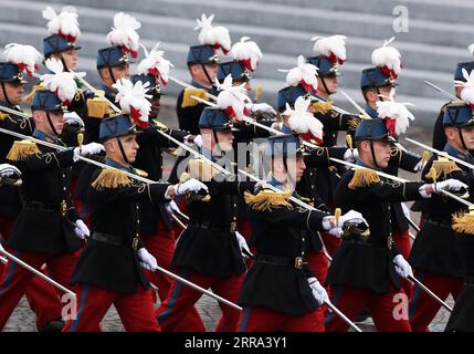 210714 -- PARIS, 14. Juli 2021 -- Teilnehmer marschieren während der jährlichen Militärparade am Bastille Day am Place de la Concorde in Paris, Frankreich, 14. Juli 2021. Frankreich hat am Mittwoch seine jährlichen Feierlichkeiten zum Bastille-Tag mit einer traditionellen Militärparade auf der berühmten Avenue der Champs Elysees in Paris abgehalten, während die öffentlichen Versammlungen aufgrund von COVID-19 eingeschränkt wurden. FRANKREICH-PARIS-BASTILLE-TAGESPARADE GaoxJing PUBLICATIONxNOTxINxCHN Stockfoto