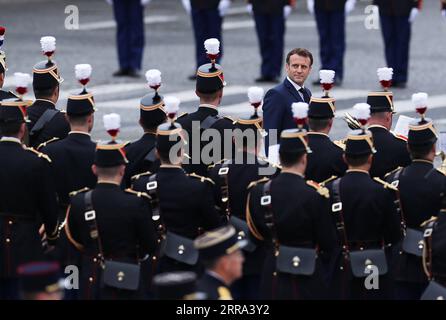 210714 -- PARIS, 14. Juli 2021 -- der französische Präsident Emmanuel Macron nimmt am 14. Juli 2021 an der jährlichen Militärparade zum Bastille-Tag in Paris Teil. Frankreich hat am Mittwoch seine jährlichen Feierlichkeiten zum Bastille-Tag mit einer traditionellen Militärparade auf der berühmten Avenue der Champs Elysees in Paris abgehalten, während die öffentlichen Versammlungen aufgrund von COVID-19 eingeschränkt wurden. FRANKREICH-PARIS-BASTILLE-TAGESPARADE GaoxJing PUBLICATIONxNOTxINxCHN Stockfoto