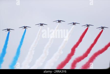 210714 -- PARIS, 14. Juli 2021 -- die Patrouille de France der französischen Luftwaffe wird während der jährlichen Militärparade am Bastille Day in Paris, Frankreich, am 14. Juli 2021 gesehen. Frankreich hat am Mittwoch seine jährlichen Feierlichkeiten zum Bastille-Tag mit einer traditionellen Militärparade auf der berühmten Avenue der Champs Elysees in Paris abgehalten, während die öffentlichen Versammlungen aufgrund von COVID-19 eingeschränkt wurden. FRANKREICH-PARIS-BASTILLE-TAGESPARADE GaoxJing PUBLICATIONxNOTxINxCHN Stockfoto