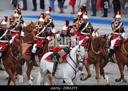 210714 -- PARIS, 14. Juli 2021 -- Teilnehmer marschieren während der jährlichen Militärparade am Bastille Day am Place de la Concorde in Paris, Frankreich, 14. Juli 2021. Frankreich hat am Mittwoch seine jährlichen Feierlichkeiten zum Bastille-Tag mit einer traditionellen Militärparade auf der berühmten Avenue der Champs Elysees in Paris abgehalten, während die öffentlichen Versammlungen aufgrund von COVID-19 eingeschränkt wurden. FRANKREICH-PARIS-BASTILLE-TAGESPARADE GaoxJing PUBLICATIONxNOTxINxCHN Stockfoto