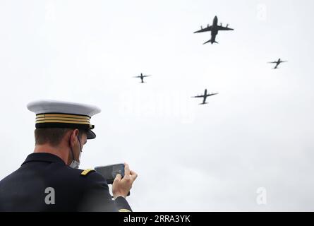 210714 -- PARIS, 14. Juli 2021 -- französische Luftwaffenflugzeuge werden während der jährlichen Militärparade am Bastille Day in Paris, Frankreich, am 14. Juli 2021 gesehen. Frankreich hat am Mittwoch seine jährlichen Feierlichkeiten zum Bastille-Tag mit einer traditionellen Militärparade auf der berühmten Avenue der Champs Elysees in Paris abgehalten, während die öffentlichen Versammlungen aufgrund von COVID-19 eingeschränkt wurden. FRANKREICH-PARIS-BASTILLE-TAGESPARADE GaoxJing PUBLICATIONxNOTxINxCHN Stockfoto