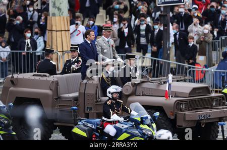 210714 -- PARIS, 14. Juli 2021 -- der französische Präsident Emmanuel Macron nimmt am 14. Juli 2021 an der jährlichen Militärparade zum Bastille-Tag in Paris Teil. Frankreich hat am Mittwoch seine jährlichen Feierlichkeiten zum Bastille-Tag mit einer traditionellen Militärparade auf der berühmten Avenue der Champs Elysees in Paris abgehalten, während die öffentlichen Versammlungen aufgrund von COVID-19 eingeschränkt wurden. FRANKREICH-PARIS-BASTILLE-TAGESPARADE GaoxJing PUBLICATIONxNOTxINxCHN Stockfoto