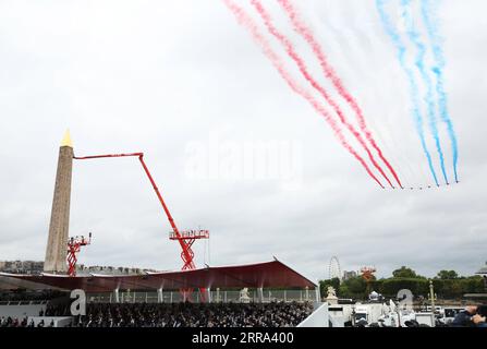 210714 -- PARIS, 14. Juli 2021 -- die Patrouille de France der französischen Luftwaffe wird während der jährlichen Militärparade am Bastille Day in Paris, Frankreich, am 14. Juli 2021 gesehen. Frankreich hat am Mittwoch seine jährlichen Feierlichkeiten zum Bastille-Tag mit einer traditionellen Militärparade auf der berühmten Avenue der Champs Elysees in Paris abgehalten, während die öffentlichen Versammlungen aufgrund von COVID-19 eingeschränkt wurden. FRANKREICH-PARIS-BASTILLE-TAGESPARADE GaoxJing PUBLICATIONxNOTxINxCHN Stockfoto