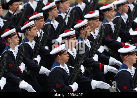 210714 -- PARIS, 14. Juli 2021 -- Teilnehmer marschieren während der jährlichen Militärparade am Bastille Day am Place de la Concorde in Paris, Frankreich, 14. Juli 2021. Frankreich hat am Mittwoch seine jährlichen Feierlichkeiten zum Bastille-Tag mit einer traditionellen Militärparade auf der berühmten Avenue der Champs Elysees in Paris abgehalten, während die öffentlichen Versammlungen aufgrund von COVID-19 eingeschränkt wurden. FRANKREICH-PARIS-BASTILLE-TAGESPARADE GaoxJing PUBLICATIONxNOTxINxCHN Stockfoto