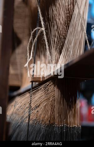 Seidenwebstrang mit Jacquard-Aufsatz aus dem 19. Jahrhundert im National Museum of Scotland in Edinburgh, Schottland, Großbritannien. Stockfoto