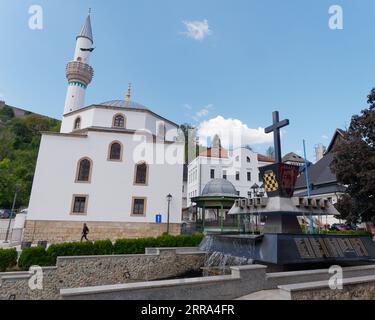 Moschee der ESMA Sultana und Denkmal für kroatische Verteidiger in Jajce Bosnien und Herzegowina, 6. September 2023 Stockfoto