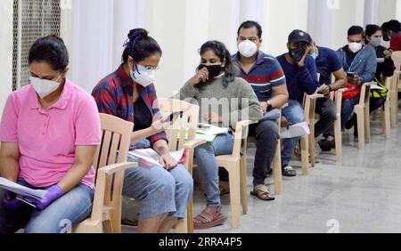 210715 -- BANGALORE, 15. Juli 2021 -- Menschen, die zur Arbeit oder Ausbildung ins Ausland reisen sollen, warten darauf, sich anzumelden, bevor sie die zweite Dosis Covishield-Impfstoff am 15. Juli 2021 in den Räumlichkeiten eines Colleges in Bangalore, Indien, erhalten. STR/Xinhua INDIA-BANGALORE-COVID-19-VACCINATION Stringer PUBLICATIONxNOTxINxCHN Stockfoto