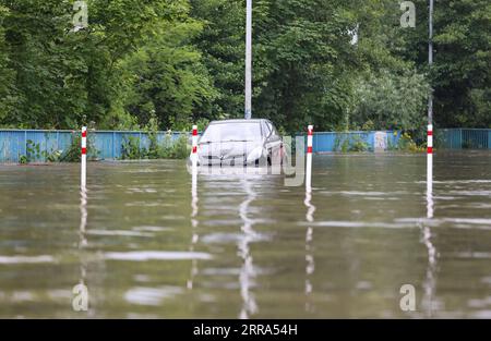 210716 -- MUHLHEIM, 16. Juli 2021 -- Ein Auto ist im Wasser des überfluteten Flusses in Muhlheim, einer Stadt in Nordrhein-Westfalen, am 15. Juli 2021 zu sehen. Überschwemmungen, die durch anhaltende starke Niederschläge in Westdeutschland verursacht wurden, haben mindestens 80 Menschen getötet, berichteten lokale Medien am Freitagmorgen. Foto von /Xinhua GERMANY-MUHLHEIM-RAINFALL-FLOODS JoachimxBywaletz PUBLICATIONxNOTxINxCHN Stockfoto