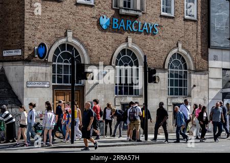 London, Großbritannien. September 2023. Die Leute gehen an Barclays, einer britischen Universalbank, in London vorbei. (Credit Image: © May James/SOPA Images via ZUMA Press Wire) NUR REDAKTIONELLE VERWENDUNG! Nicht für kommerzielle ZWECKE! Stockfoto