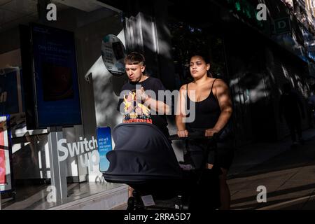 London, Großbritannien. August 2023. Die Leute laufen auf der Straße in London. (Foto: May James | SOPA Images/SIPA USA) Credit: SIPA USA/Alamy Live News Stockfoto