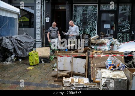 210716 -- VERVIERS BELGIEN, 16. Juli 2021 -- Menschen werfen zerbrochene Möbel nach Überschwemmungen in Verviers, Belgien, 16. Juli 2021 weg. Belgien hat den 20. Juli zu einem nationalen Tag der Trauer über die Opfer des Unwetters der letzten Tage erklärt. 21 Menschen starben und 18 wurden am Freitag nach Sturzfluten vermisst, bei denen Flüsse ihre Ufer im Süden und Osten des Landes platzen sahen. BELGIEN-VERVIERS-FLOOD-AFTERMATH ZhangxCheng PUBLICATIONxNOTxINxCHN Stockfoto