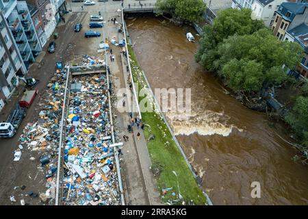 210716 -- VERVIERS BELGIEN, 16. Juli 2021 -- Luftaufnahme vom 16. Juli 2021 zeigt einen Tunnel, der nach Überschwemmungen in Verviers, Belgien, mit Müll gefüllt ist. Belgien hat den 20. Juli zu einem nationalen Tag der Trauer über die Opfer des Unwetters der letzten Tage erklärt. 21 Menschen starben und 18 wurden am Freitag nach Sturzfluten vermisst, bei denen Flüsse ihre Ufer im Süden und Osten des Landes platzen sahen. BELGIEN-VERVIERS-FLOOD-AFTERMATH ZhangxCheng PUBLICATIONxNOTxINxCHN Stockfoto